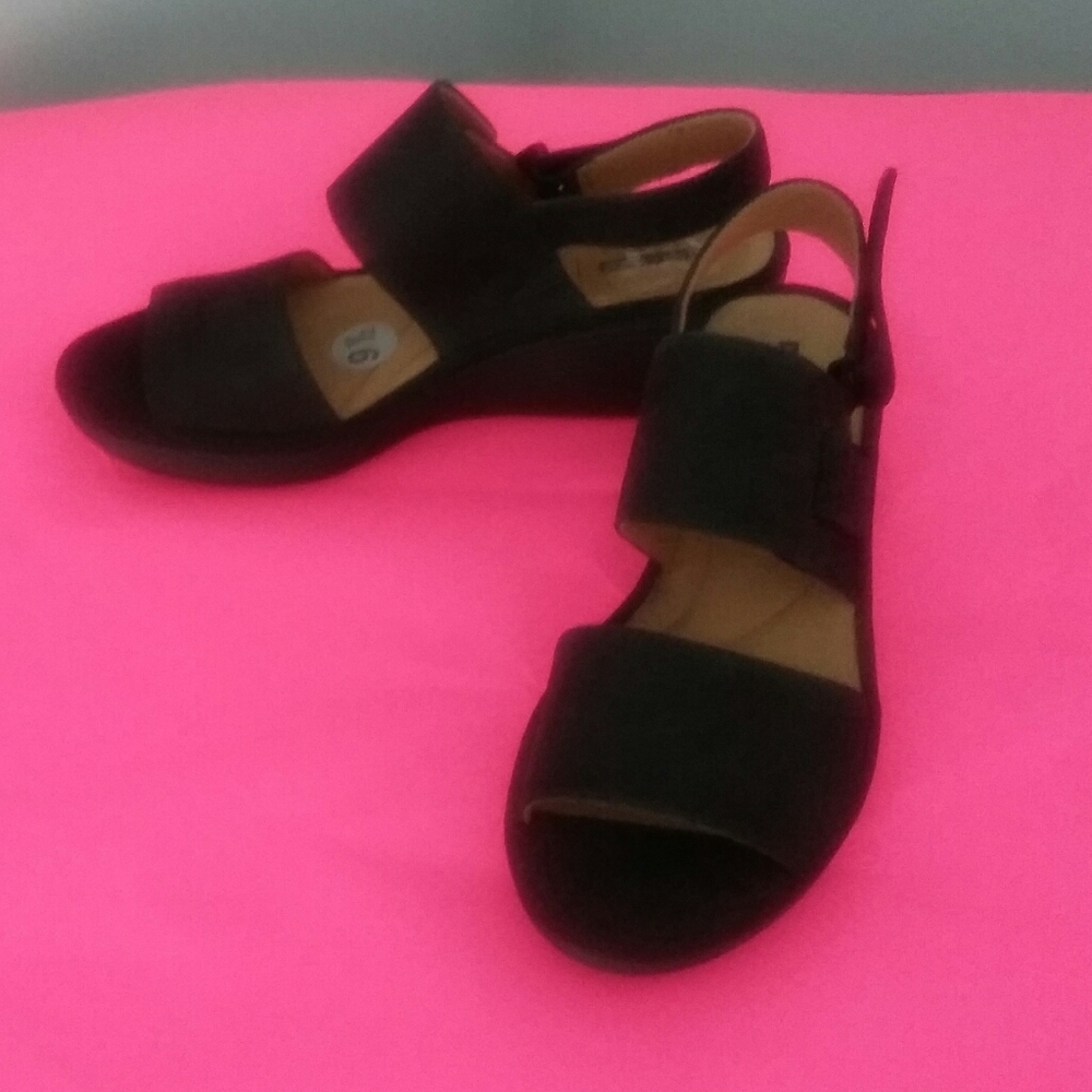 NWOT wedge sandals